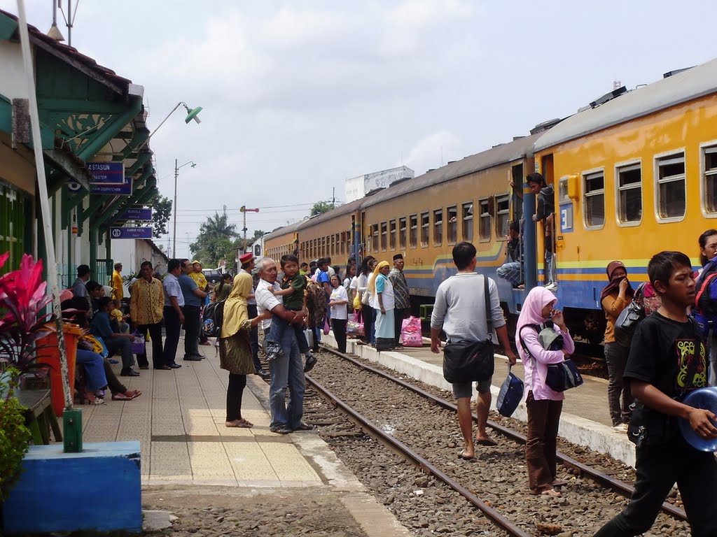 Suasana Penumpang di Stasiun Blimbing by machmudjunus