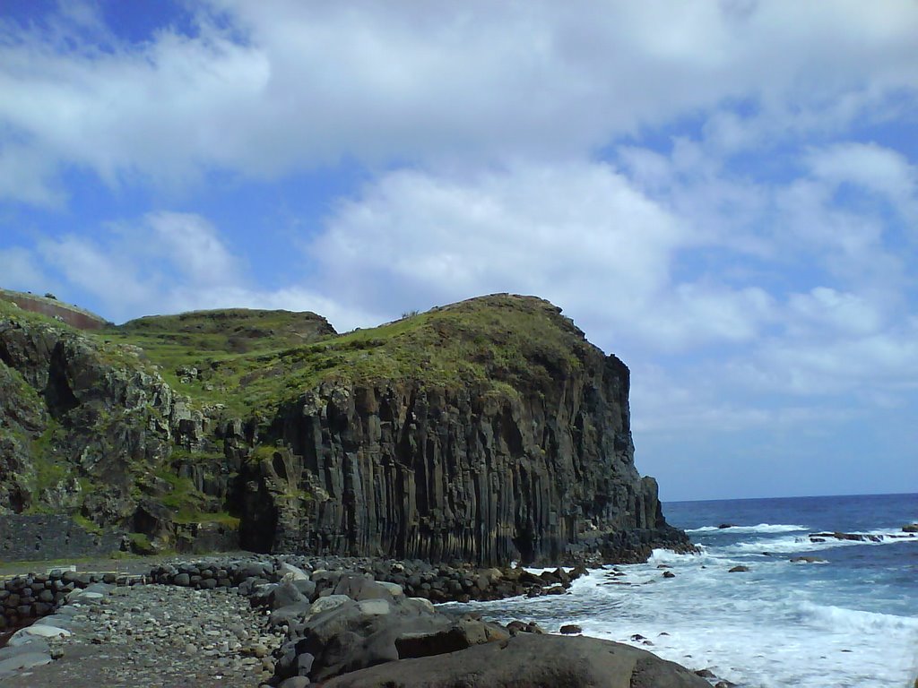 Beautifull Faial rocks, seen by the beach by kareyz (C.Faria)