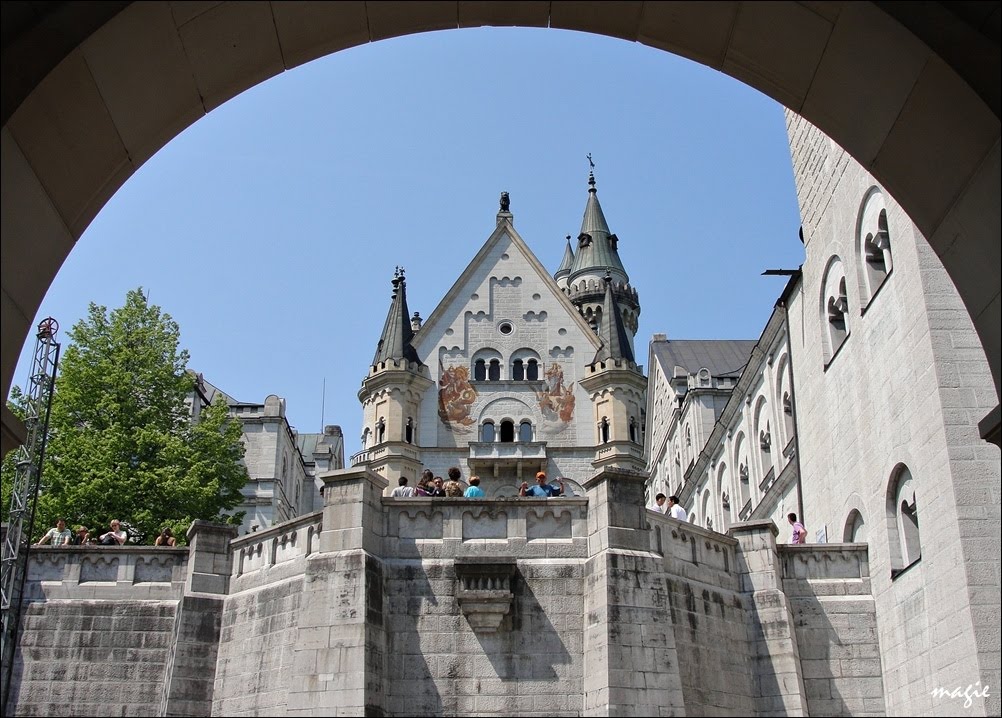 Neuschwanstein. Wejście na dziedziniec/The entrance to the courtyard by Krystyna Koch