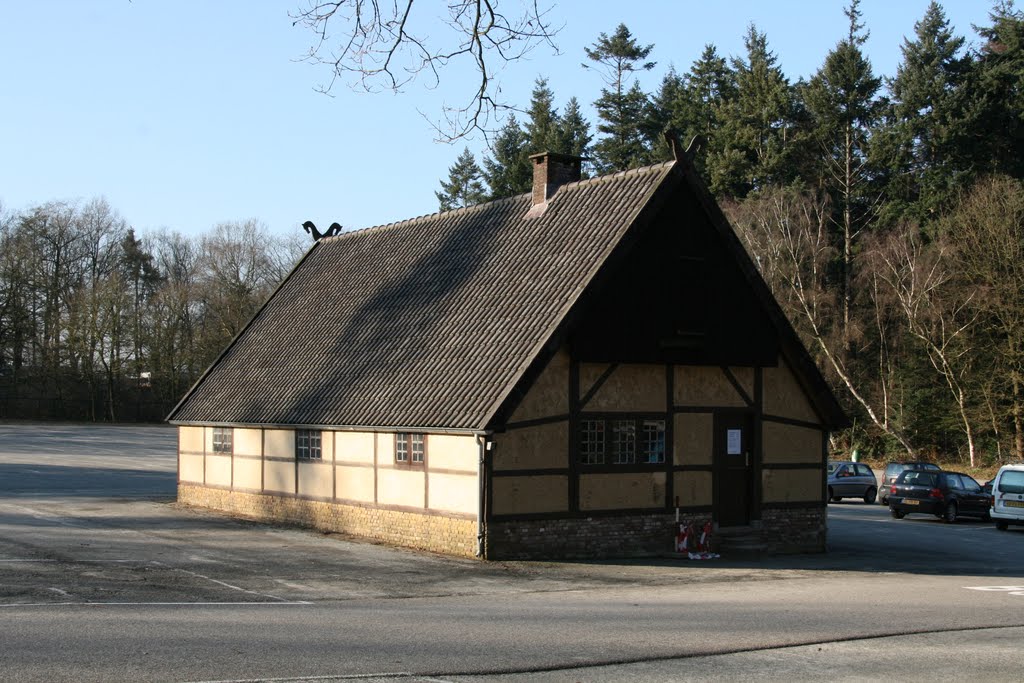 Huis op het parkeerterrein; Nederlands Openluchtmuseum Arnhem. by Carl030nl