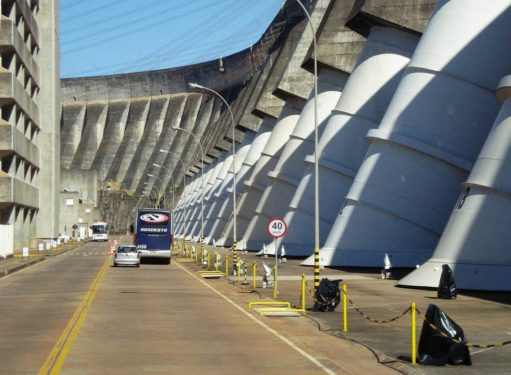 Turbinas Itaipu Dam by valery pugatch