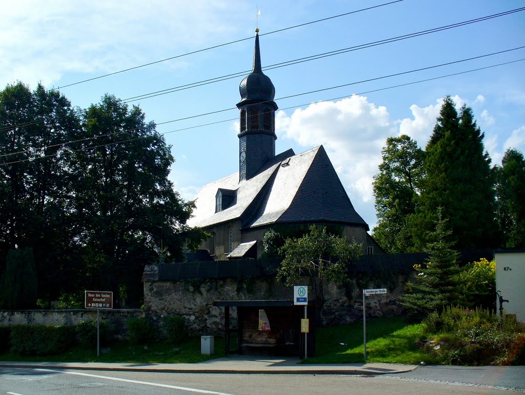 Raschau-Markersbach - Blick auf die St. Barbarakirche ist eine eine der ältesten und am reichsten ausgestattetsten Dorfkirchen des Erzgebirges by Thomas Eichler