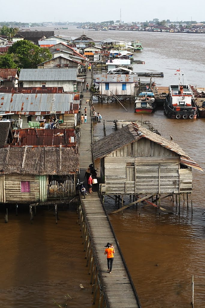 Pemukiman tepian sungai Kapuas di Pontianak by nizar kauzar