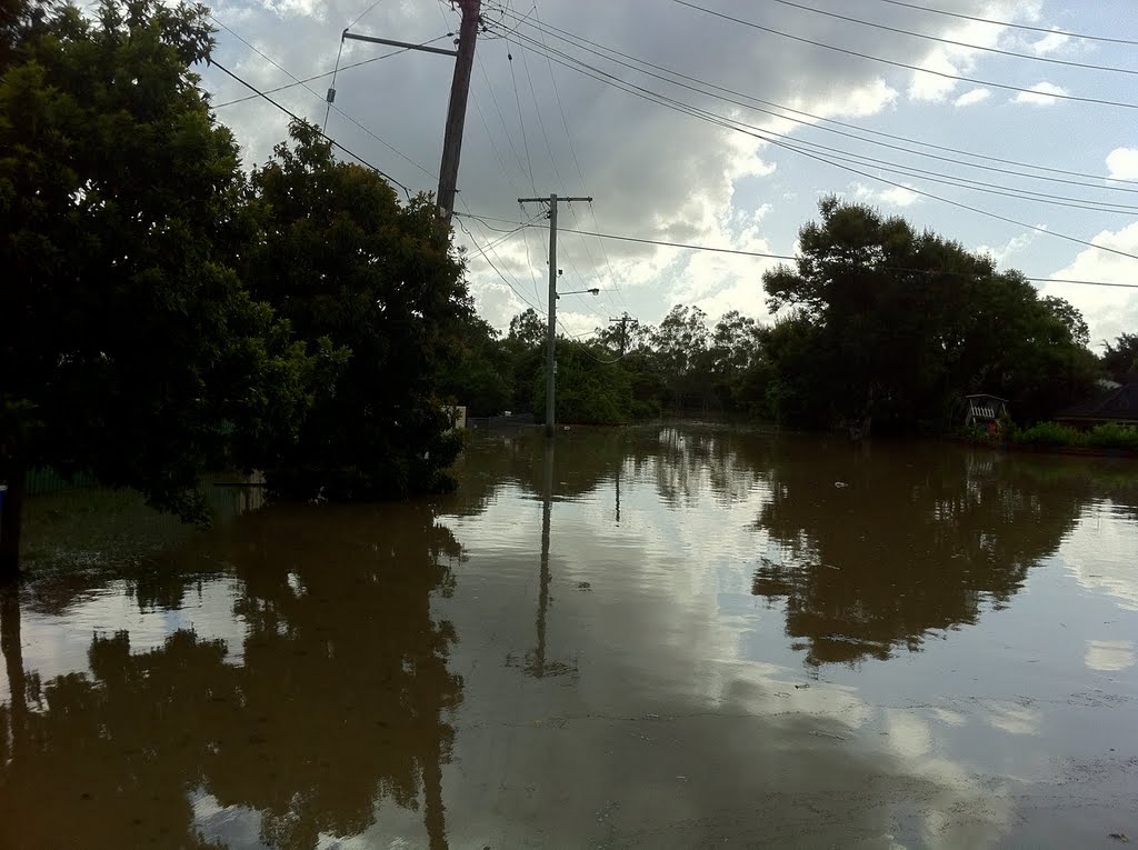 Brisbane 2011 flood: Plumer St Sherwood as the water began to subside by T-R-2011