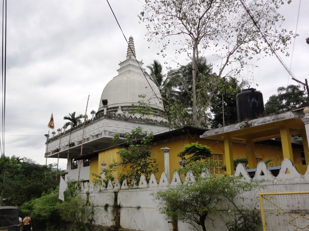 Mudduwa, Ratnapura, Sri Lanka by Senanayaka Bandara