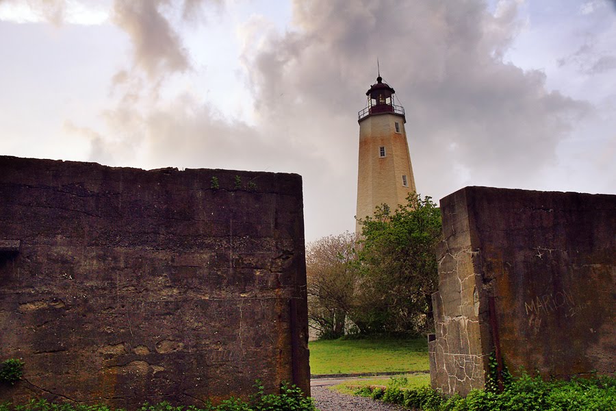 Lighthouse by jadeflute