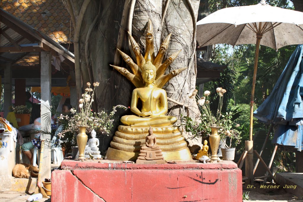 Eine Buddhafigur beim Wat Phra That Doi Chom Thong by Dr. Werner Jung