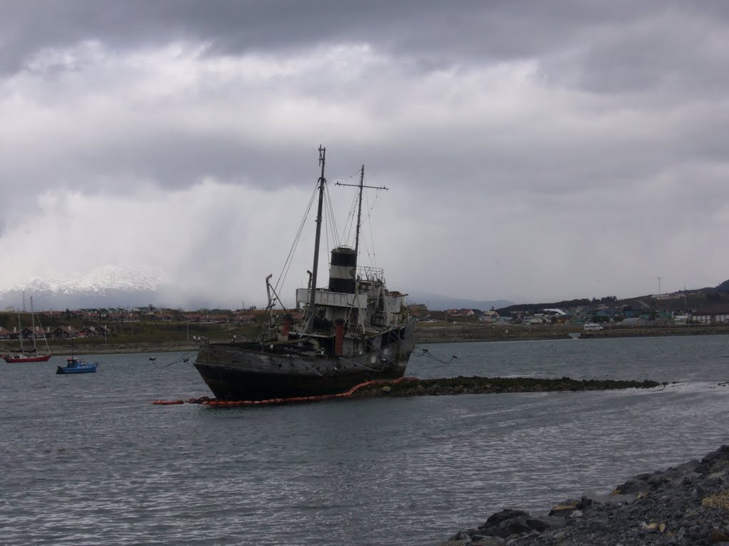 El Barco Varado by Farid Monti