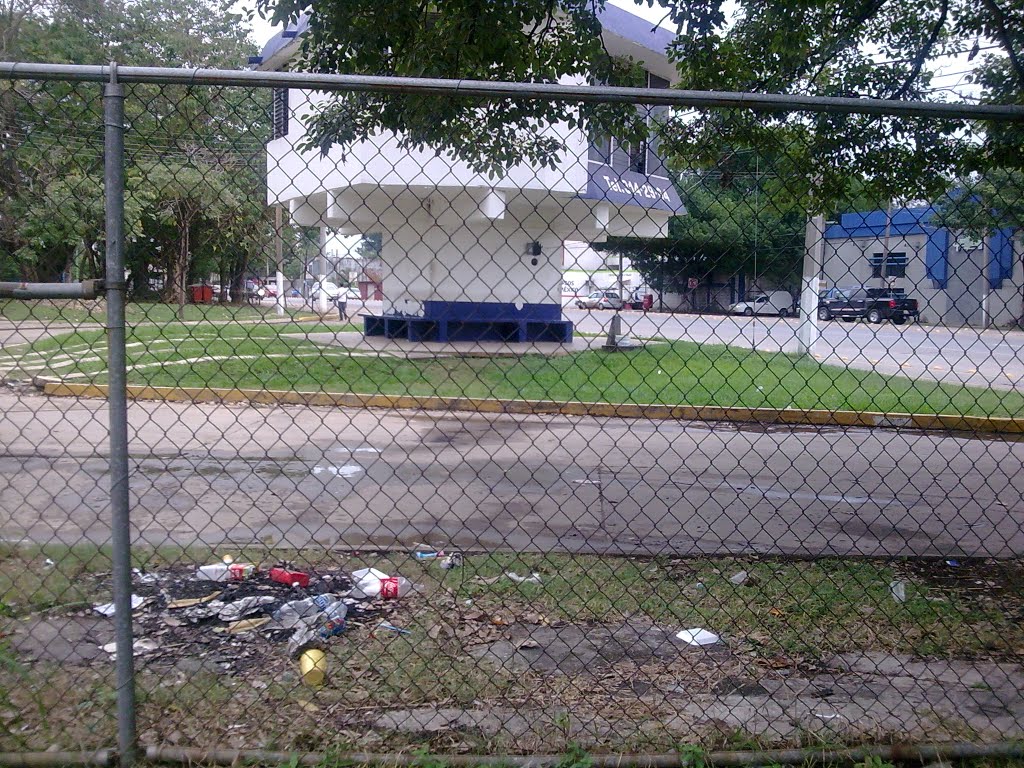 Caseta de Policia Fracc. Framboyanes. Avenida Universidad. Como buenos tabasqueños...con su tiradero/quemadero de basura...que vergüenza. by yumka