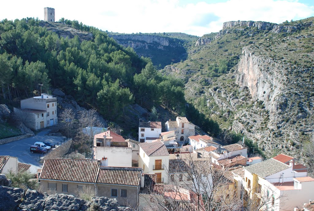 VISTA DE LA TORRE DEL CASTILLO Y LA HOZ DEL RIO PALANCIA by Angel Barcelona