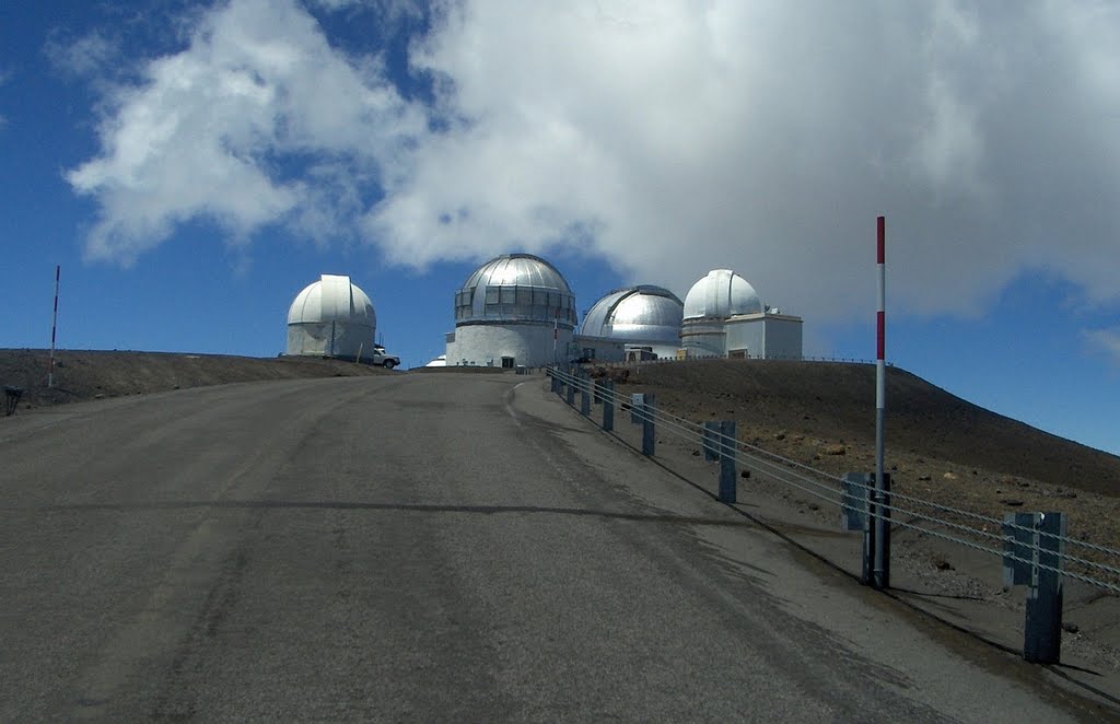 Five Mauna Kea Telescopes. (East cluster left to right): U of Hawaii .6m, then a tiny fraction of CFHT dome, United Kingdom Infrared (front), then Gemini Northern (behind), and U of Hawaii 2.2m on far right. Looking NE. 2007-06-11 by deanstucker