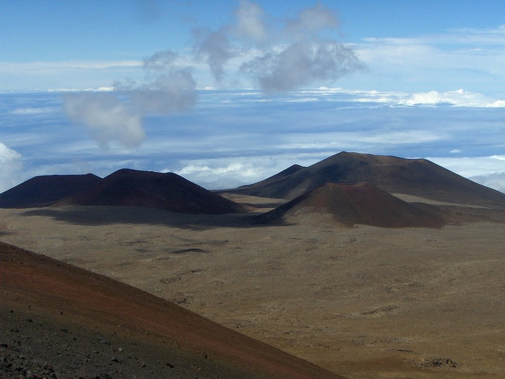 High & Low clouds, looking NE from the top of Mauna Kea. 2007-06-11 by deanstucker