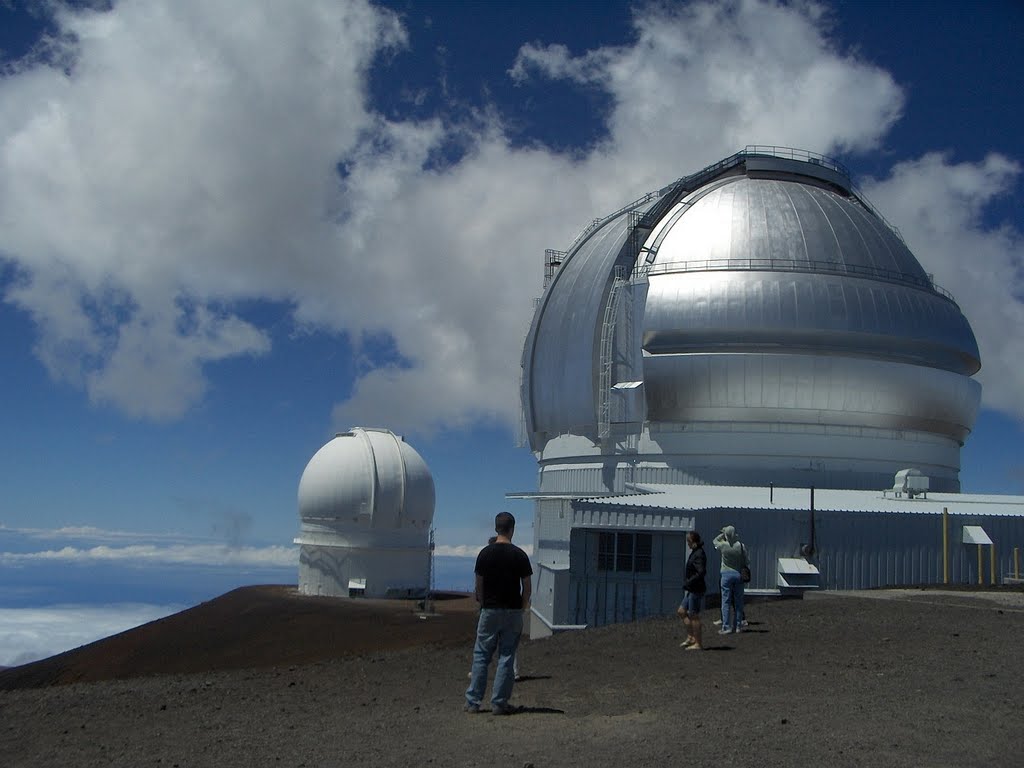 Canada Hawaii France Telescope (CHFT) on the left. Gemini North Telescope on the right (as opposed to the Gemini South in Chile). 2007-06-11 by deanstucker