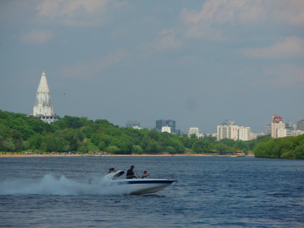 Park Kolomenskoe. Speedboat by redpepperson