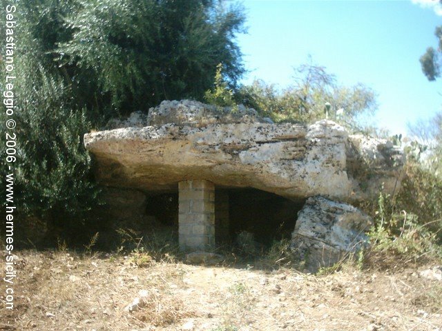 Dolmen di Avola by Sebastiano Leggio