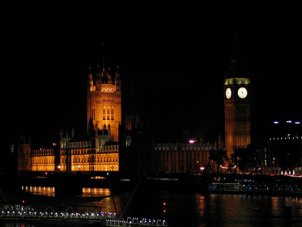 London By night by DavidHansen