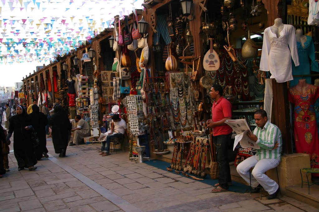 Asuan - Bazar by Lech Podhalicz