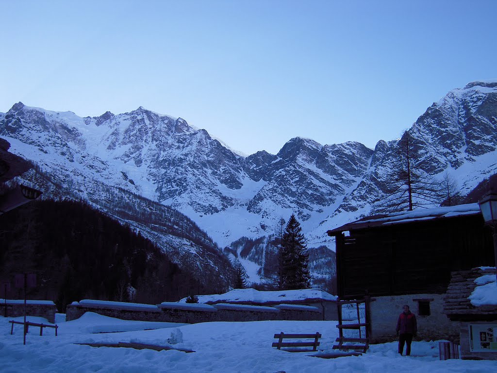 Vista verso il Monte Rosa a sera dalla frazione della chiesa vecchia - gennaio 2011 by Albert39