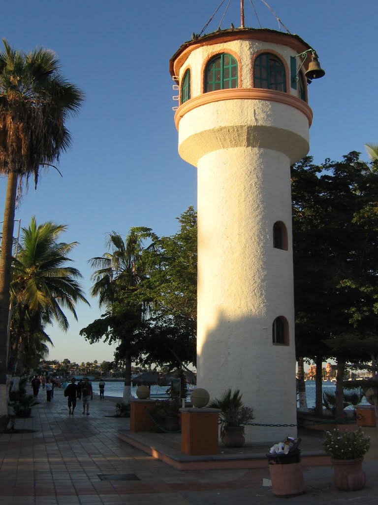 El faro del malecón by Ricardo Erreguín