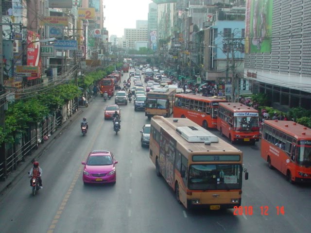 Rama IV Road, Bangkok, Dec. 2010 by Minoru