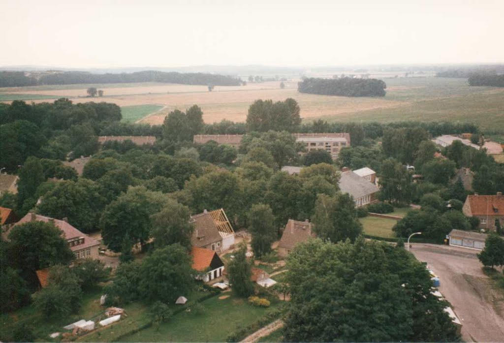 Juli 94 "Bornim-Landtechnik" Blick auf die Wohnsiedlung; da wird noch am Dachstuhl gebaut by rahsegler