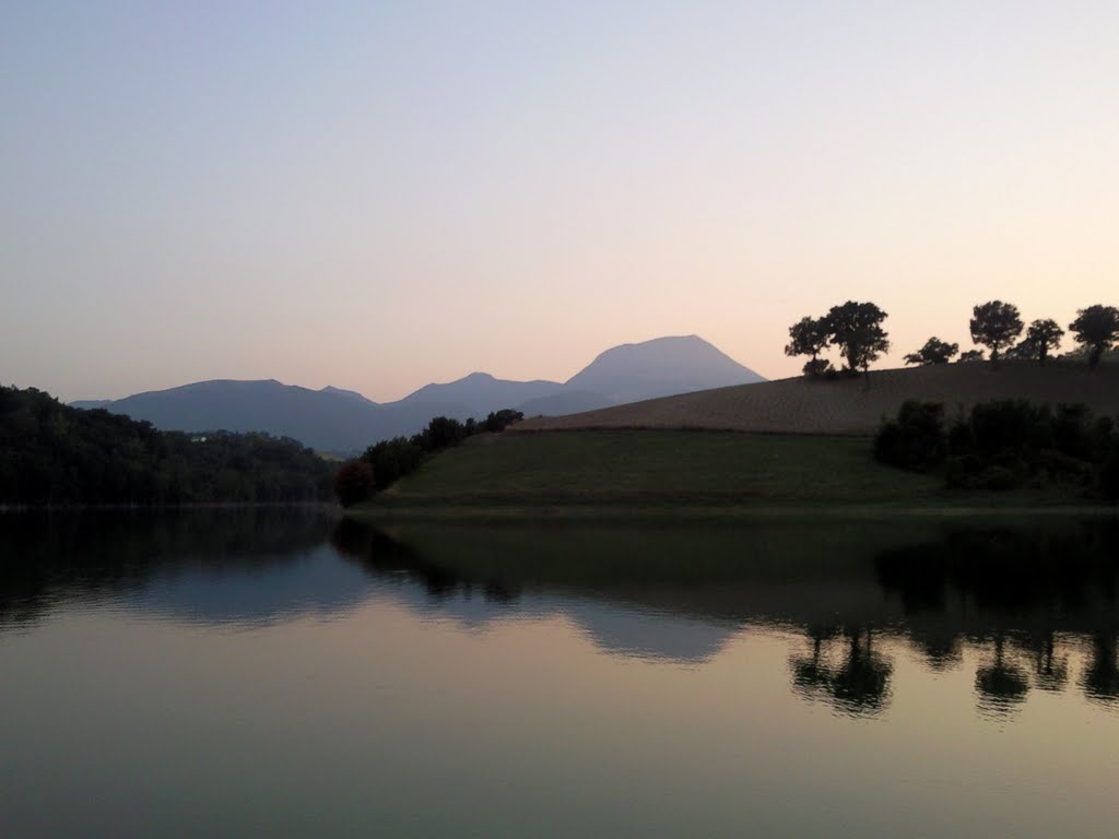 Lago di Castreccioni. Arcobaleno Beach. by rbkpk