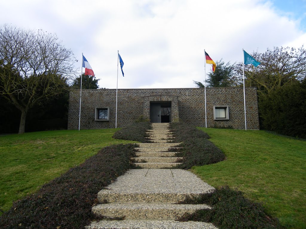 Entrée du cimetiere allemand du mont de l'huisnes by chisloup