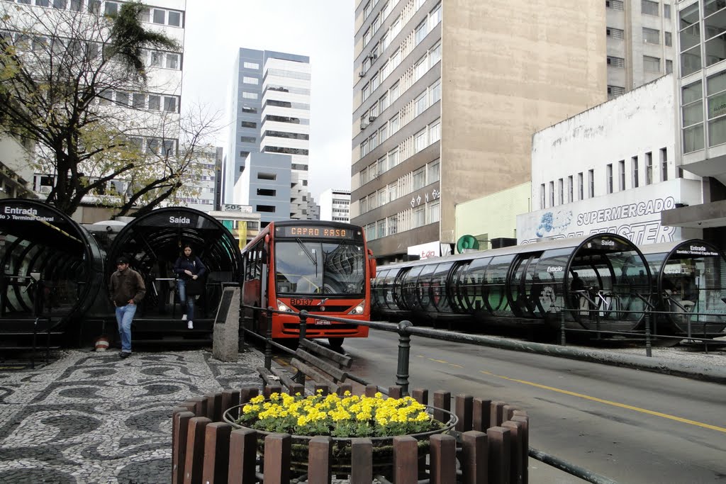 Ponto de ônibus - Curitiba - Paraná - Brasil by Paulo Yuji Takarada