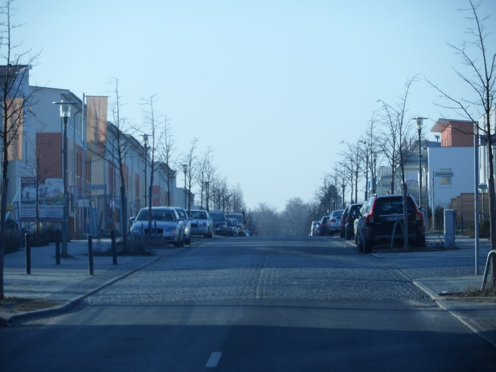 Lausanner Straße in Richtung Westen - Blick ab dem Einkaufszentrum by IngolfBLN