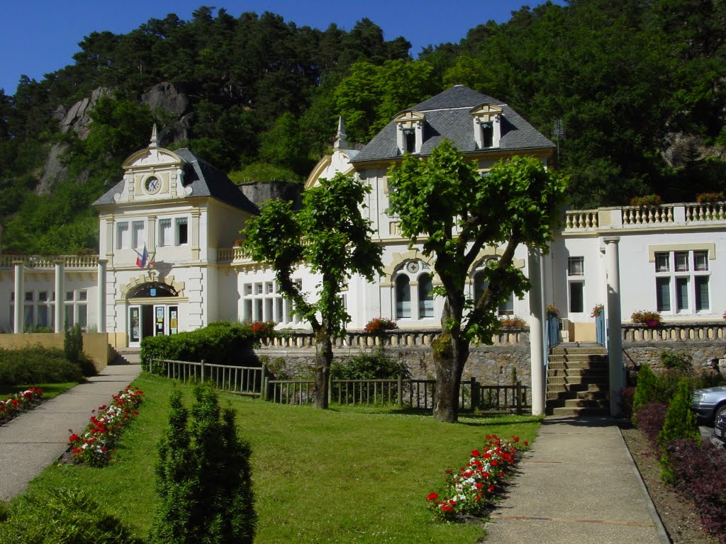 Office de tourisme à la rive du Lac Chambon, France by NellvdBoschLevendig