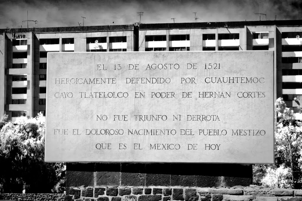 Placa conmemorativa a Tlatelolco - Ciudad de México by Marah