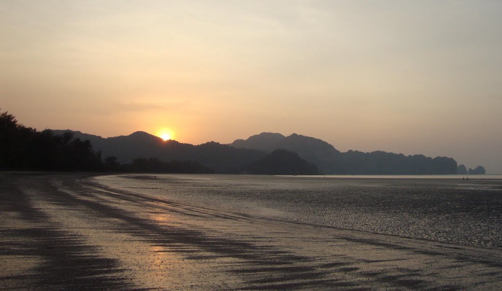 รุ่งอรุณที่หาดนพ by Sumran  Ruangmak