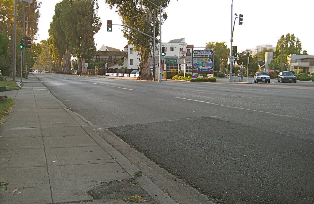 El Camino at Peninsula Ave. by Eric Caselton