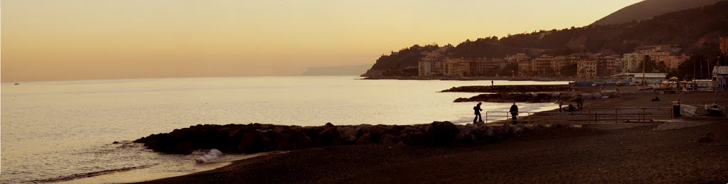 Capo Noli al tramonto visto da Cogoleto by edoardo oliveri