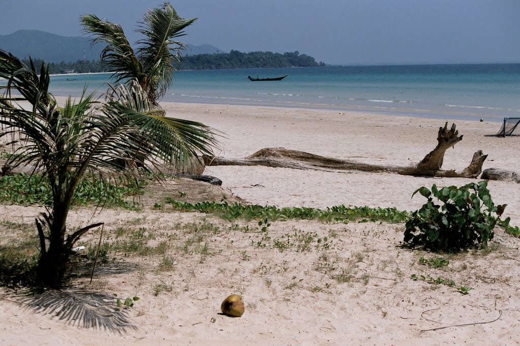 Chumphon Cabana Beach, Thailand by svend gjerum