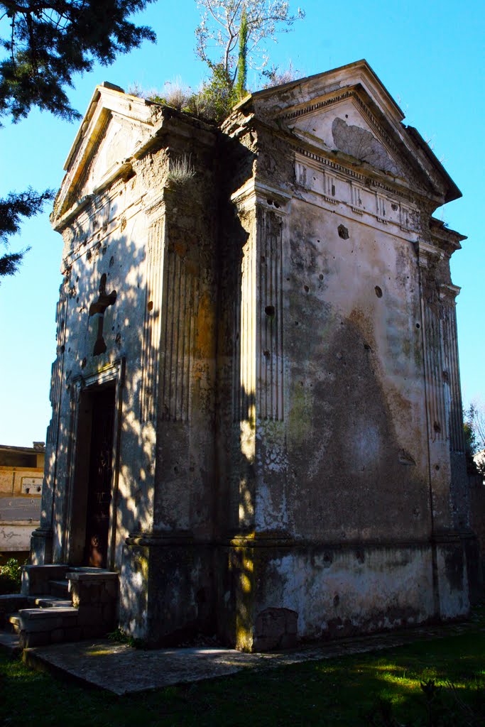 Cimitero San Pietro Infine (cappella gentilizia) by Lino Fuoco