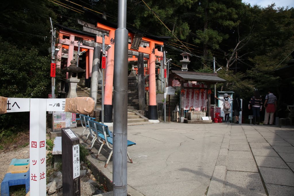 Inariyamakanyuchi, Fushimi Ward, Kyoto, Kyoto Prefecture 612-0804, Japan by f9401