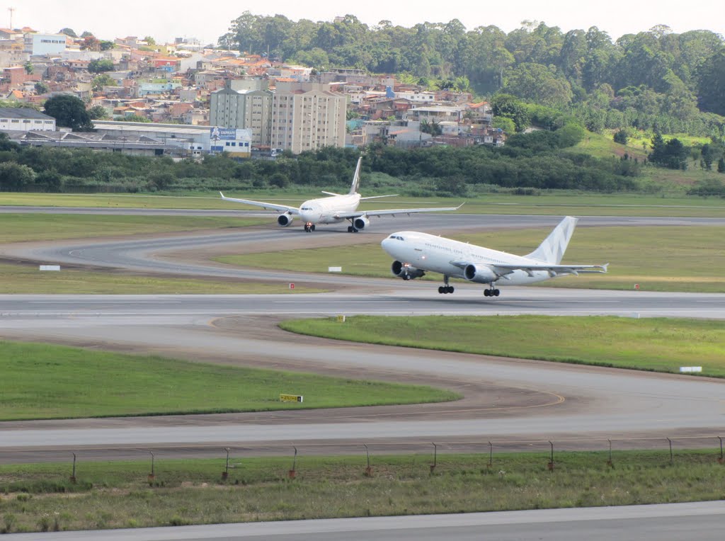 White Jets A-310-300 (PT-WTA / decolando) & CA 332 (Star Alliance livery) - São Paulo-Guarulhos (GRU), SP, Brasil. by André Bonacin