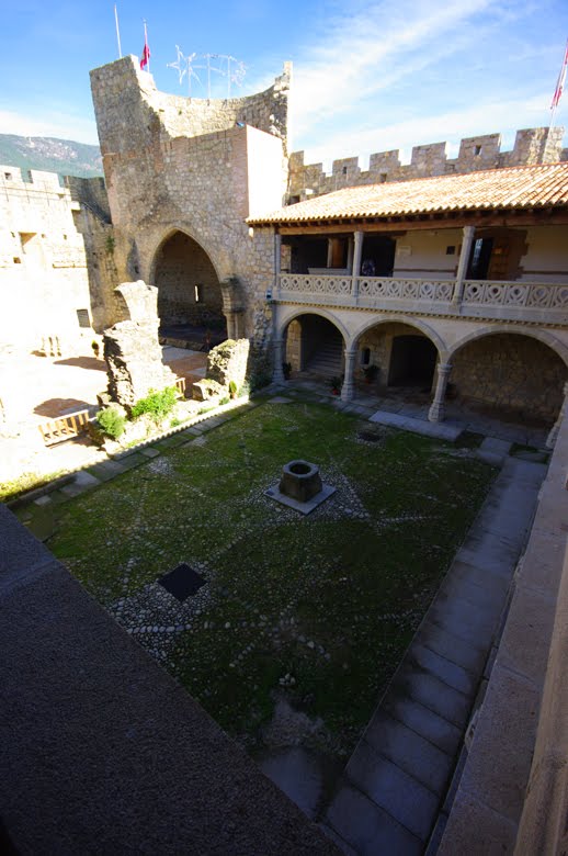 La Adrada - Castillo - Patio del pozo by manteconan