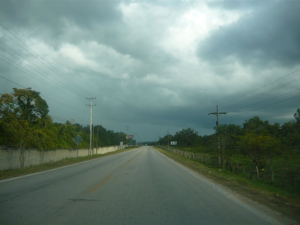 Saliendo de Santa Elena Petén by JAMH0393