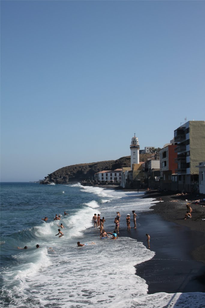 Schwarzer Strand und tolle Wellen in Candelaria by ..::Bobbele::..