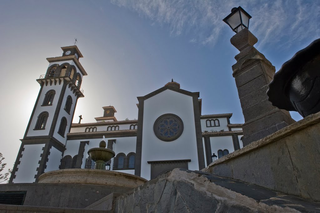 Vistas de la iglesia de Moya (Tomás Morales) by Alejandro Muñoz Mell…