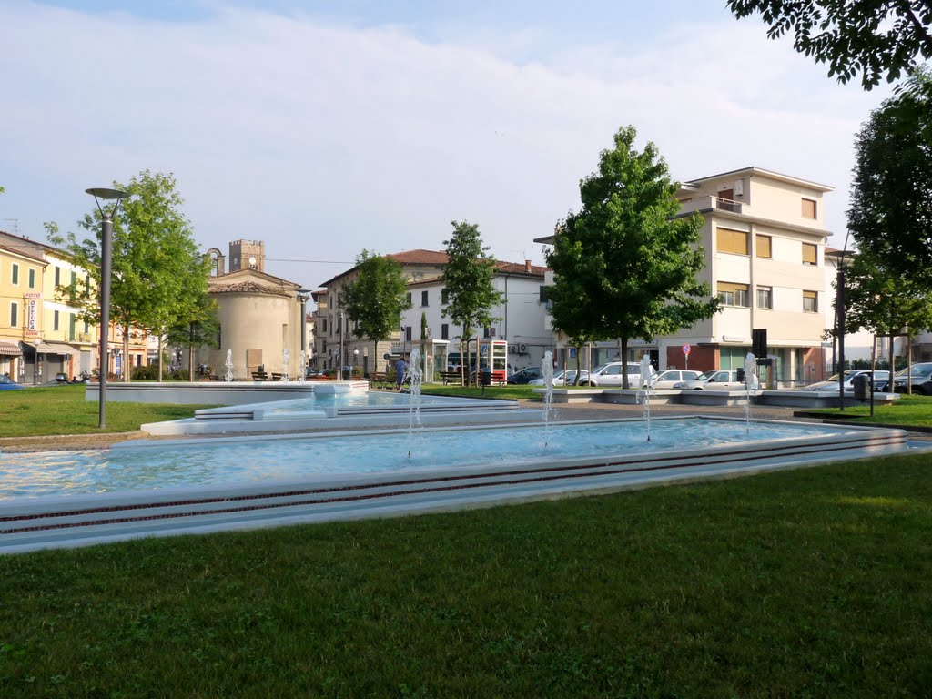 Mentre scorre l'acqua nella fontana di P.za Umberto ad Altopascio by Arturo Biondi