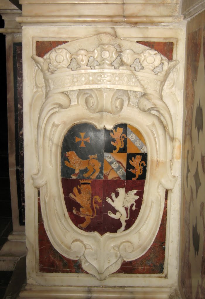 Barletta - Chiesa di Sant'Andrea, 1532. Altare maggiore, stemma inquartato Marulli-altra famiglia-de Queralt-Affaitati. by Pro Loco Barletta