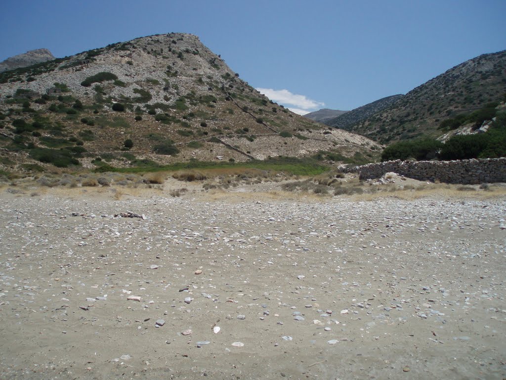 Varvaroussa beach by Nikos Iper