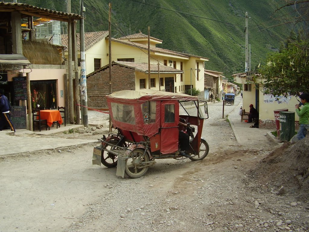 Moto taxi en Ollantaytambo by Mario Donati