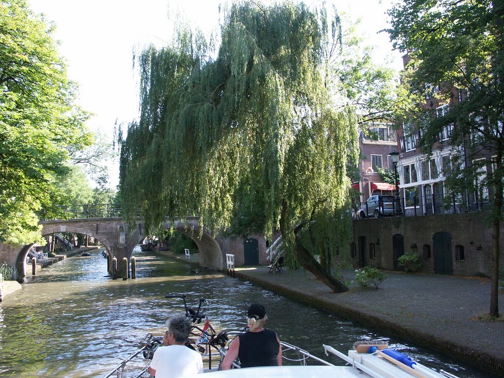 Über die Gracht durch Utrecht by Charly G.