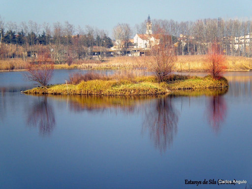 Estanys de Sils al fondo su Iglesia by Carlos Angulo