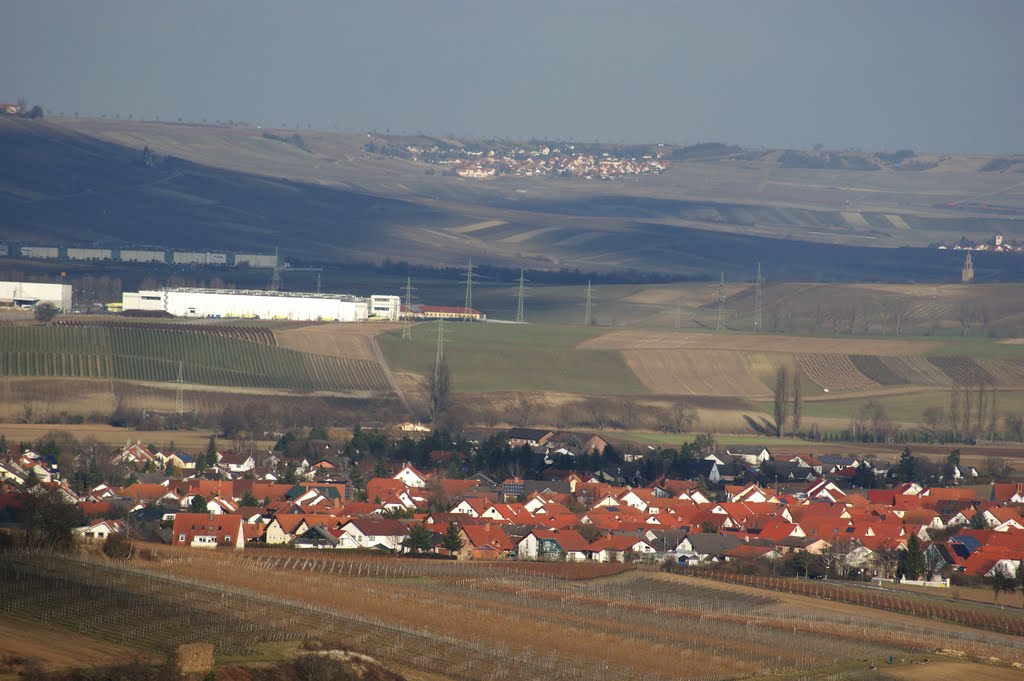 Aussicht vom 'Panoramablick' 1 : Wöllstein, unten und Sankt Johann, rechts am Rand der Kirchturm von Gau Bickelheim by wolfbam