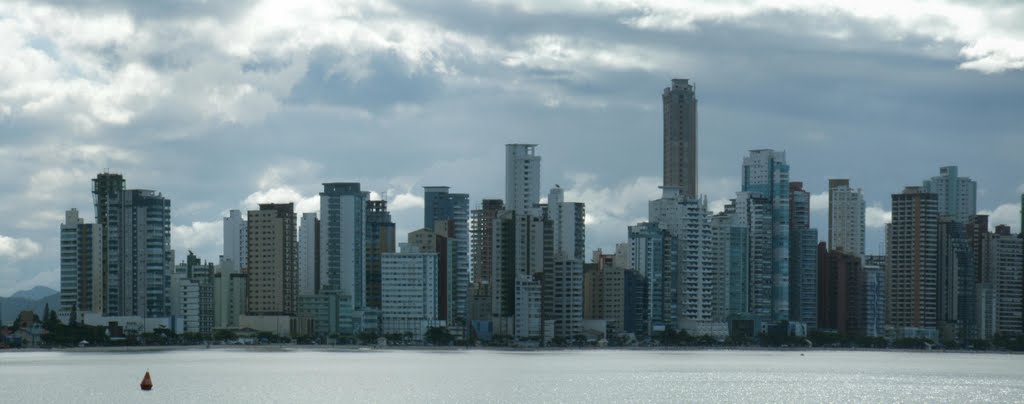 Balneario Camboriú. by Carlos Kist